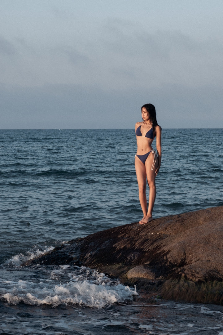 Contrast triangle bikini BottomㅣNavy/Fog Gray